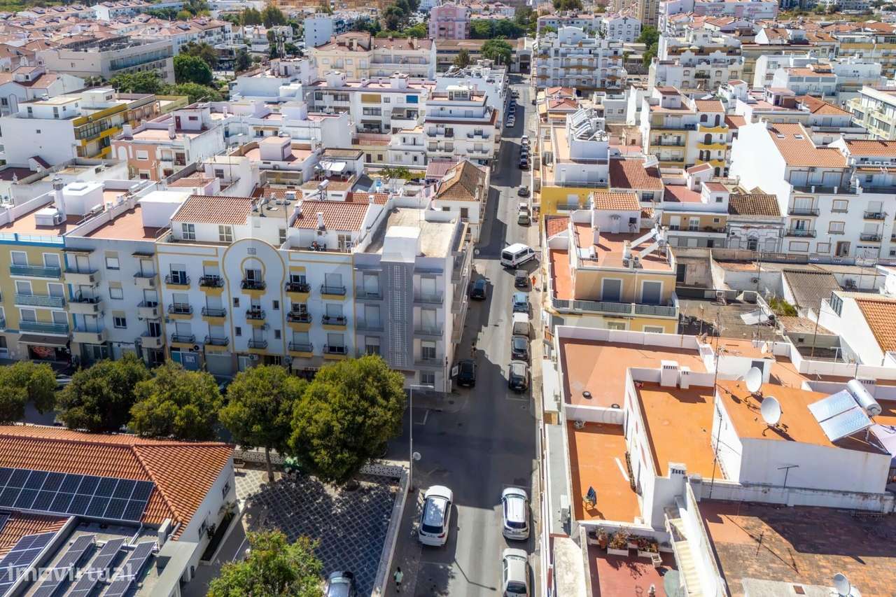 Apartamento T3 com espaço exterior no centro de Vila Real de Santo Ant-38