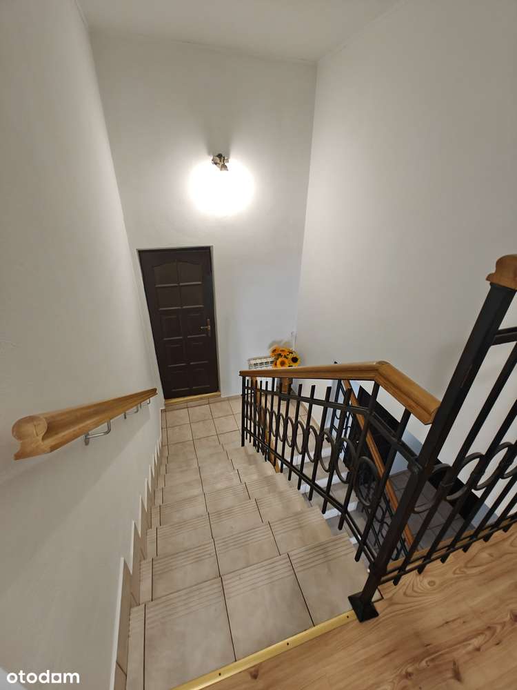 Dom wolnostojący w atrakcyjnej okolicy. Duża zadbana działka-7