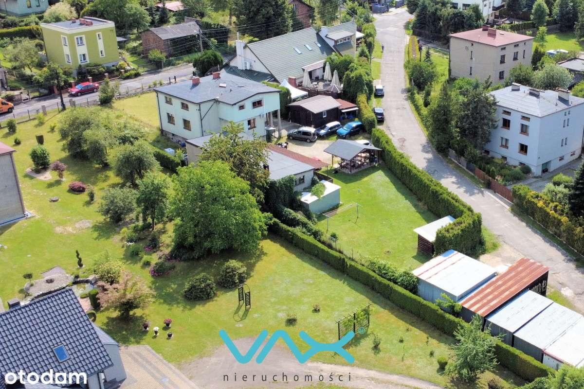 Dom w centrum, duża działka, garaże-1