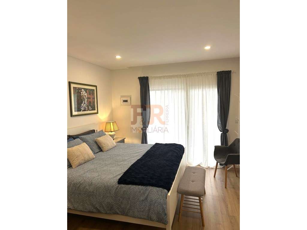 Semi-Nova Geminada Duplex T3 com Piscina Fernão Ferro-50