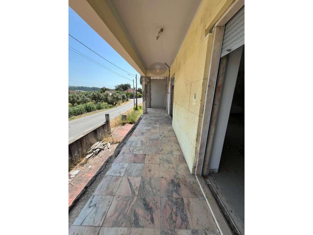 Moradia T4 para Recuperar em Ourém com Terreno Anexo-12