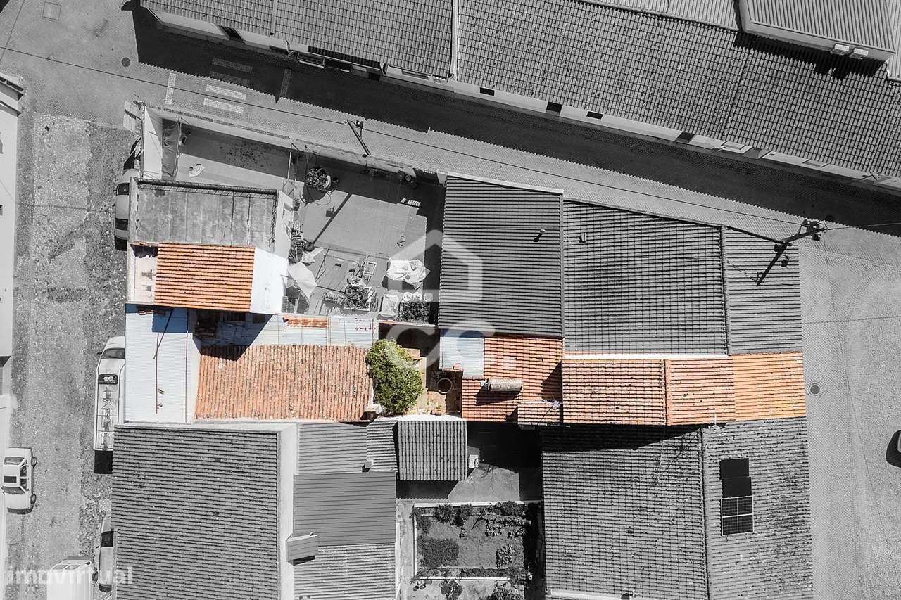 Moradia T3 Térrea de Gaveto para Recuperar c/ Quintal, Terraço e Garag - Grande imagem: 2/60