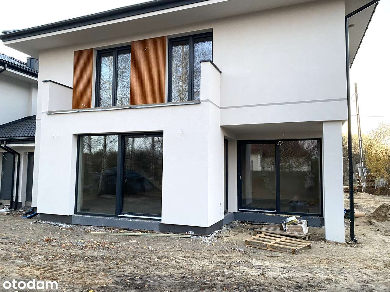 Dom 200m2 łącznony dwustanowiskowym garażem, na 750m2 działce!-1