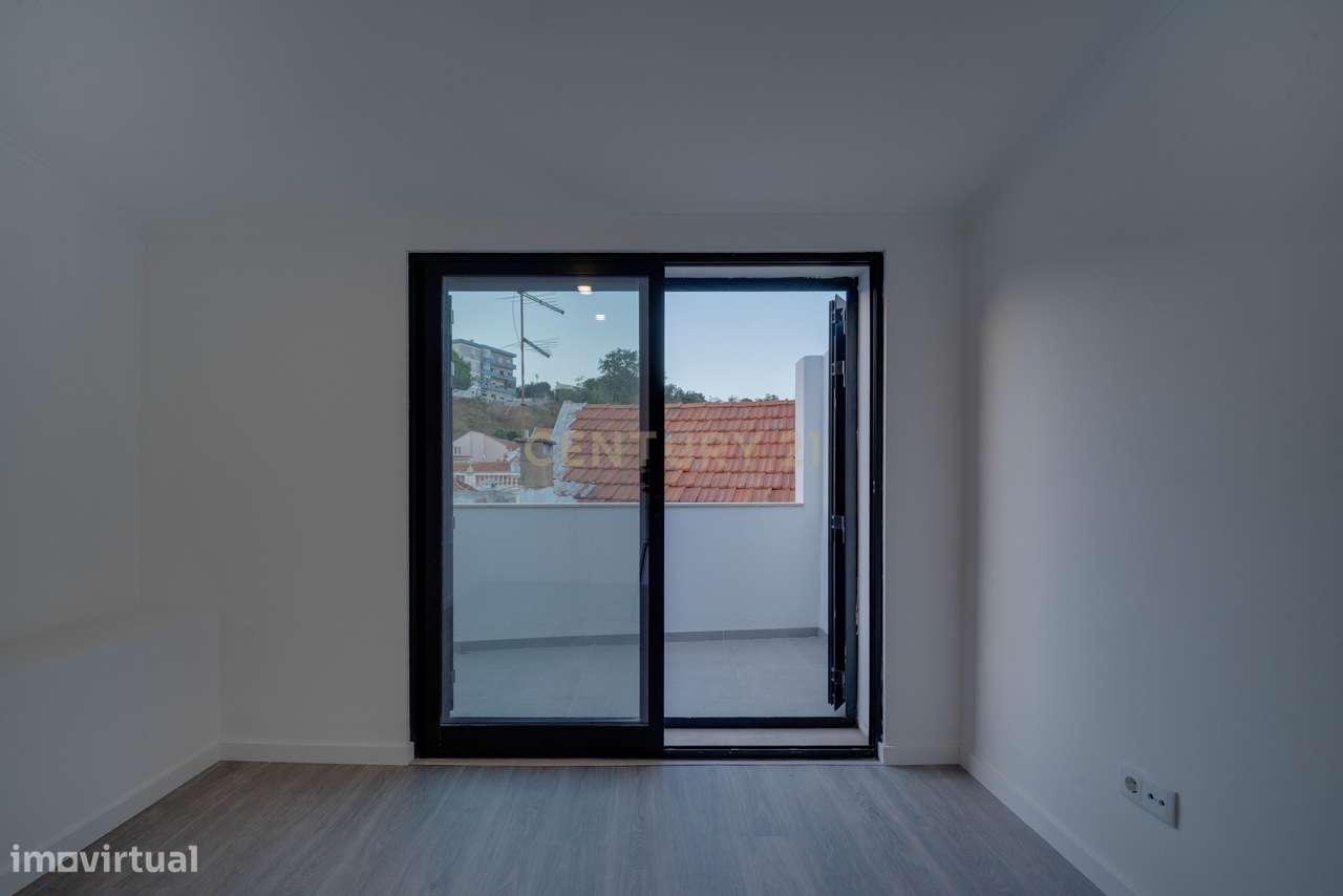 Prédio c/ 2 apartamentos (T1 e T2) com Pátio e Terraço - Centro Histór-52