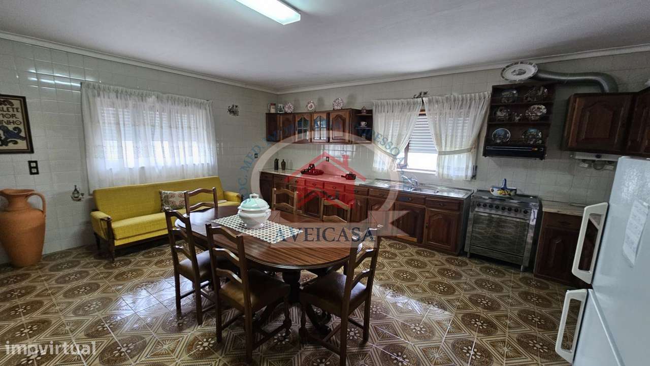 Moradia isolada T5 em bom estado com quintal e garagens-8