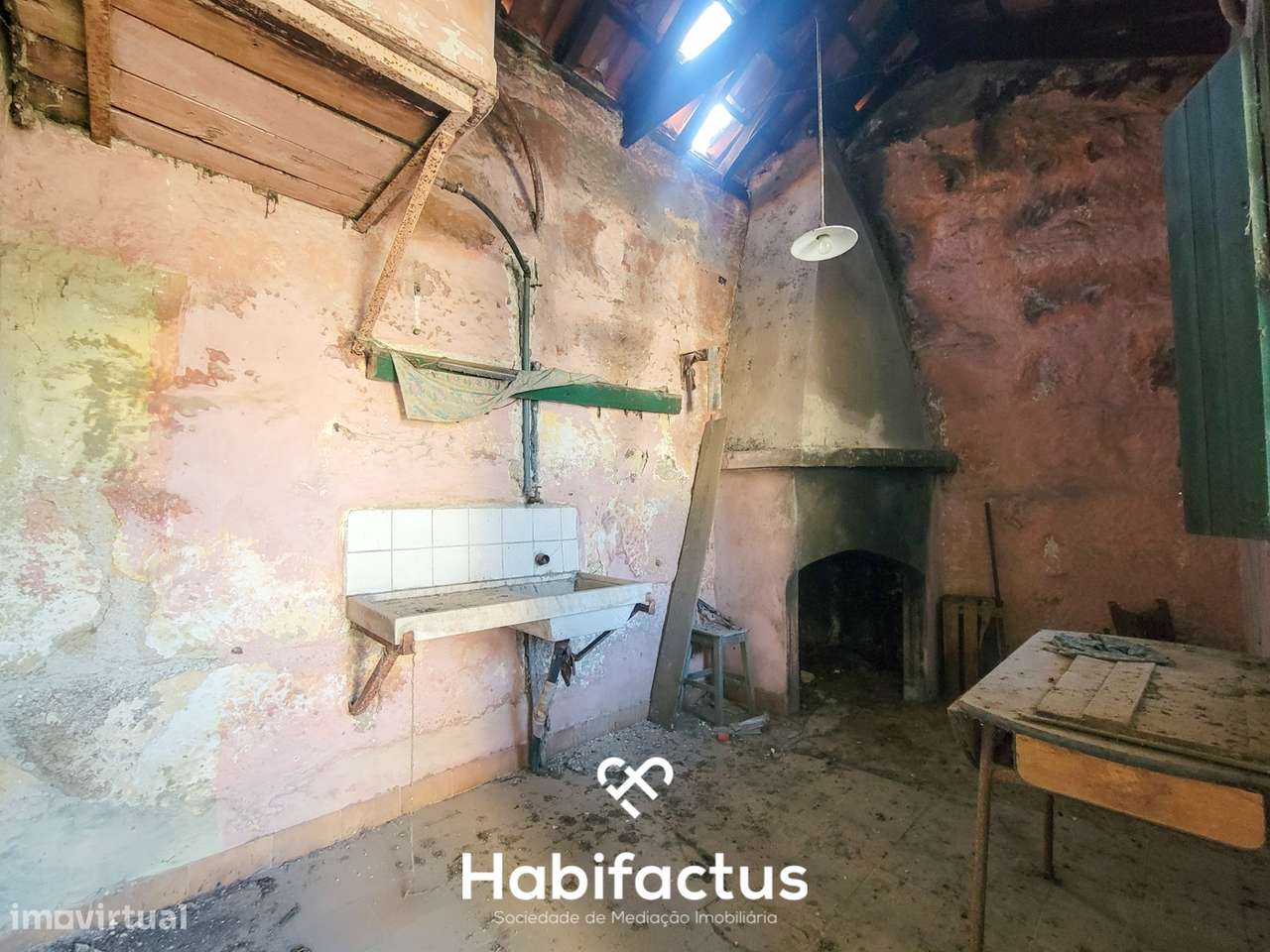 Moradia Isolada T3, para reconstrução com terraço e terreno de 1.828 m-14