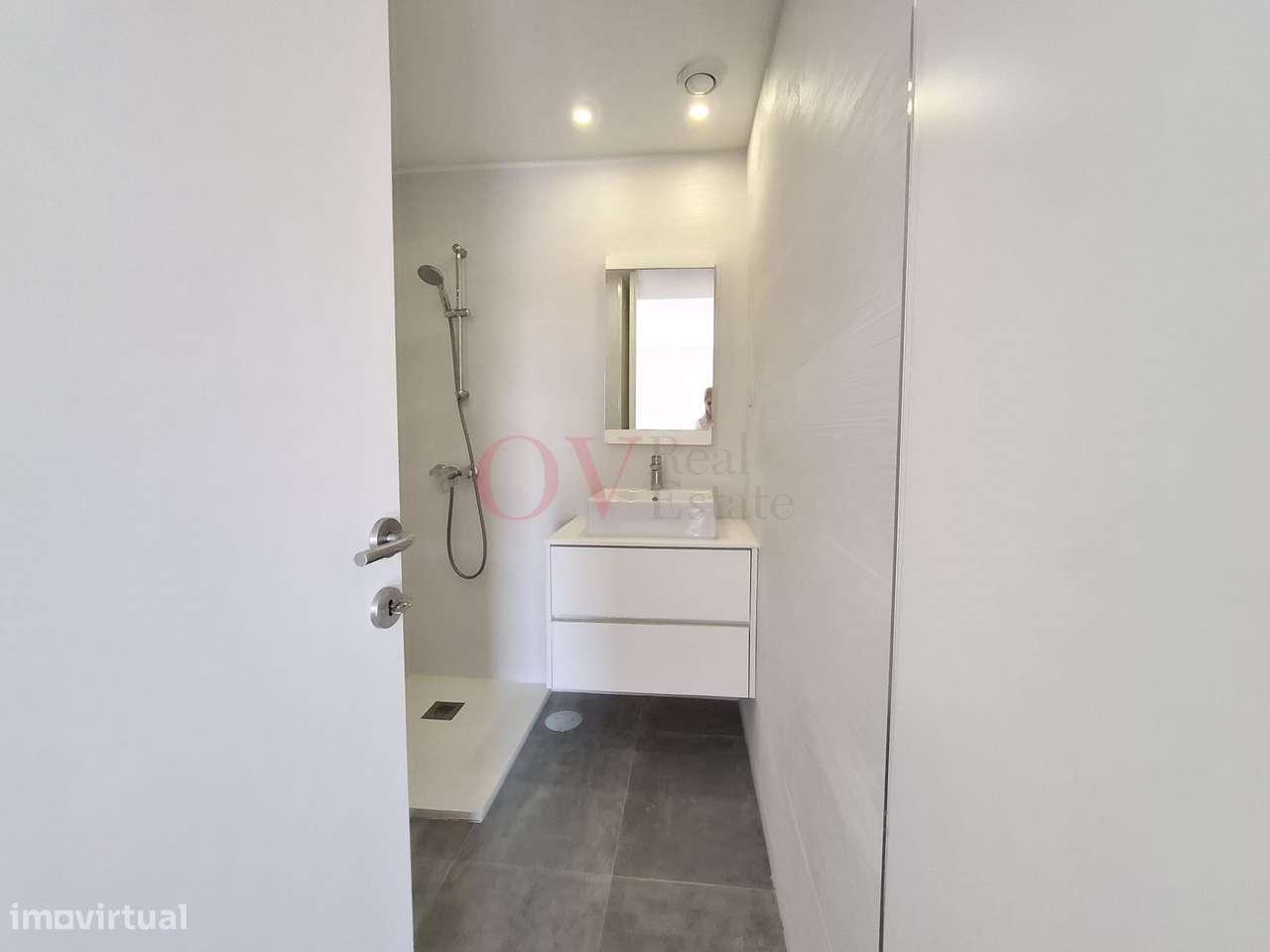 Apartamento T4 com remodelação total na rotunda da Boavista-12