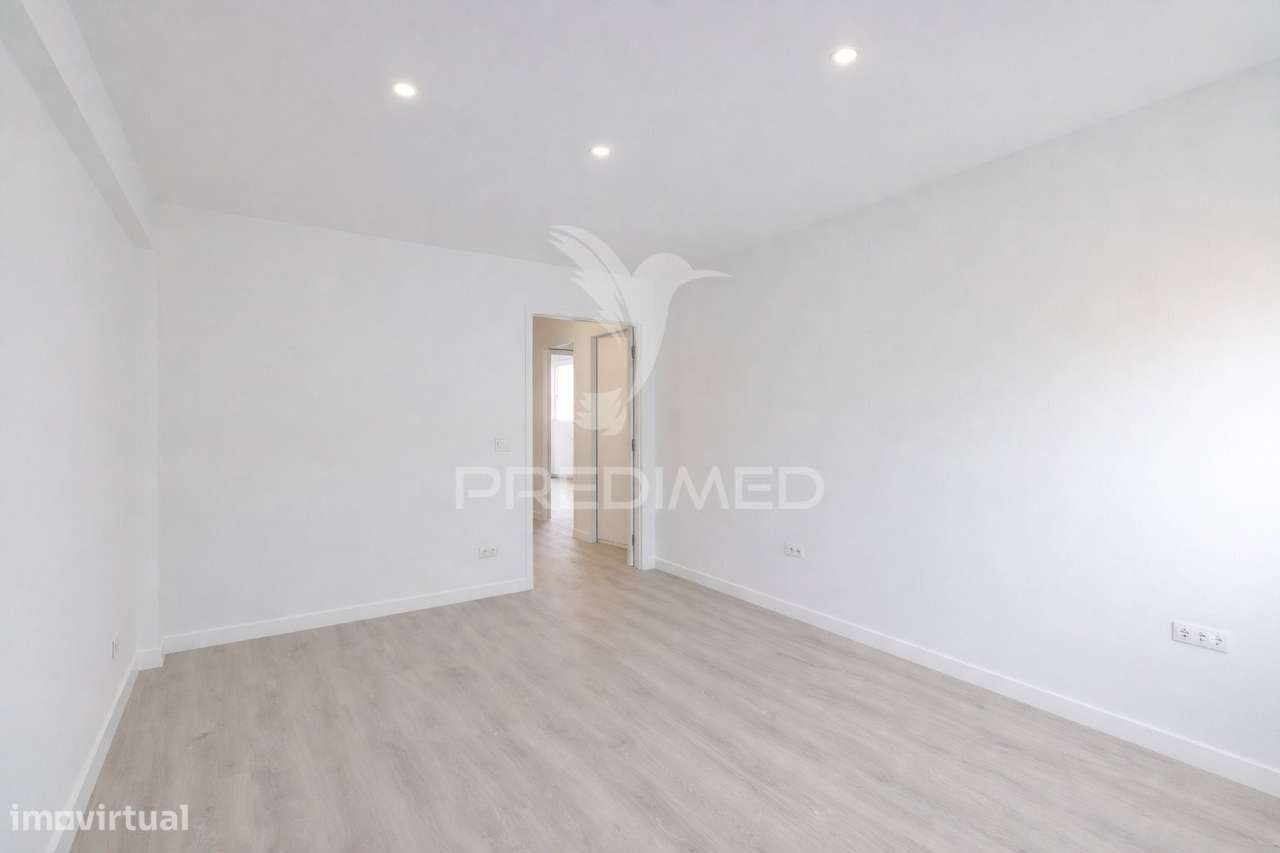 Apartamento T2 Totalmente Remodelado no Carregado - Grande imagem: 3/21