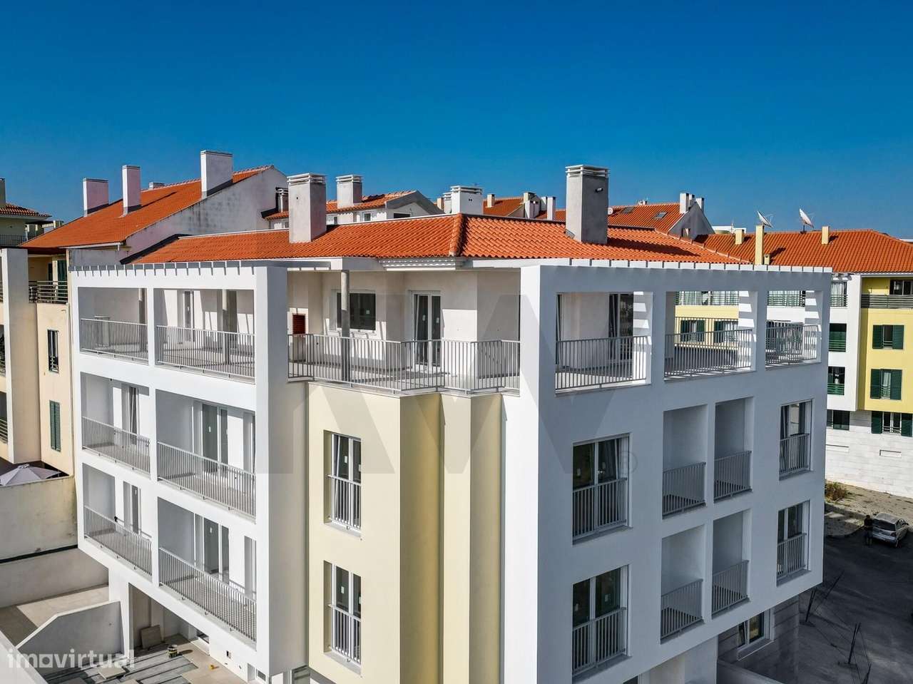 T2 no 2º andar com duas varandas, um quarto en suite e vistas desafoga - Grande imagem: 2/16