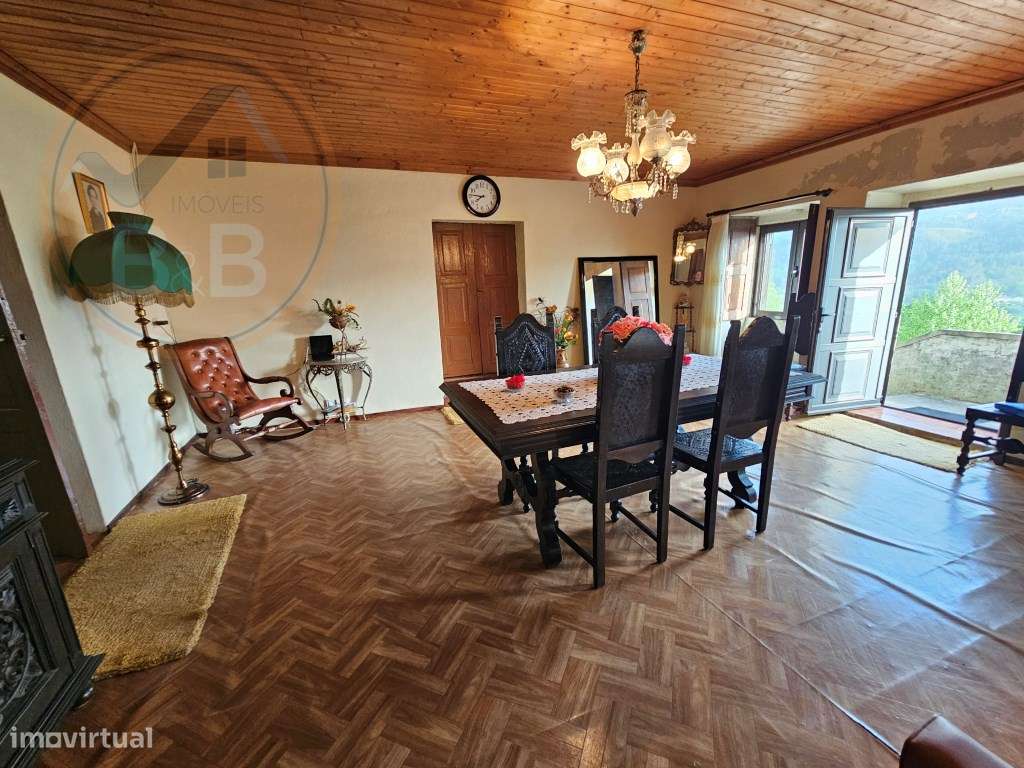 Moradia T4, em pedra, com terreno de 2.366 m² e Espigueiro datado d...-8