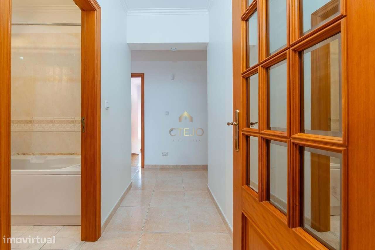 Apartamento T3 com Vista Rio em Póvoa de Santa Iria-13