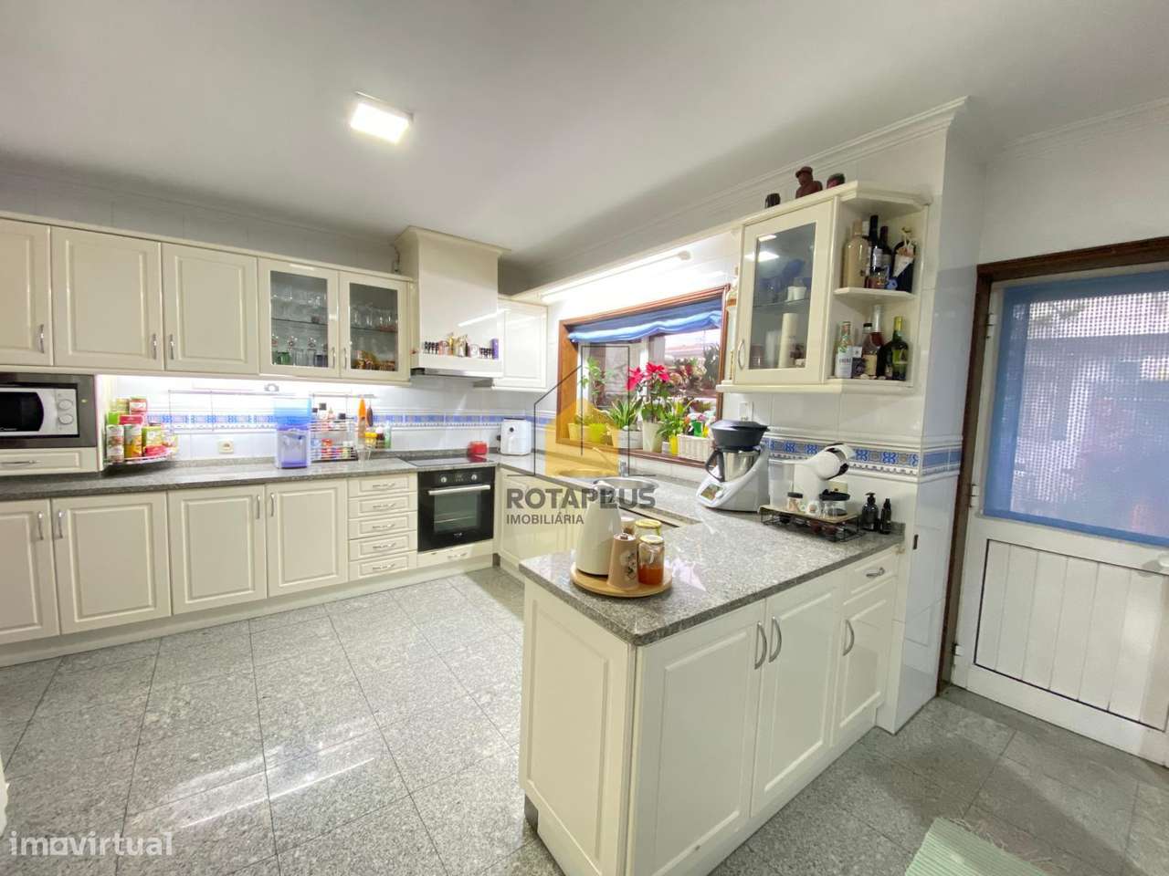 Moradia T4, Salão de Convívio e Excelente Localização-11