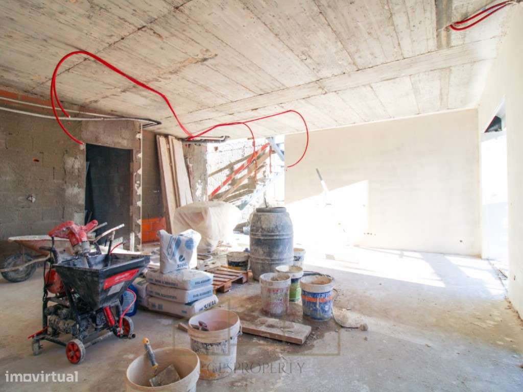 Moradia T4 Geminada com piscina na Sobreda-5