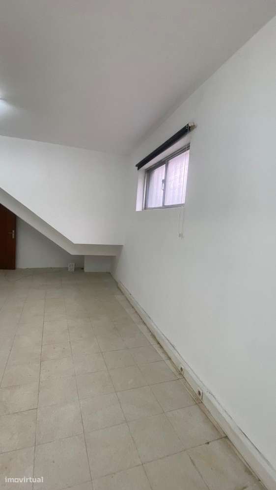 Loja com 123m2 - com contrato de arrendamento, ideal para investidores-10