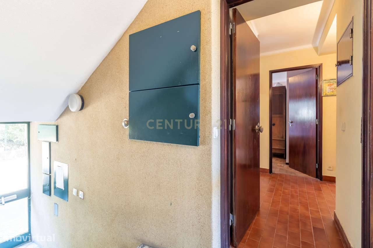 T1 em Caselas com varanda e vista desafogada – Excelente oportunidade-18