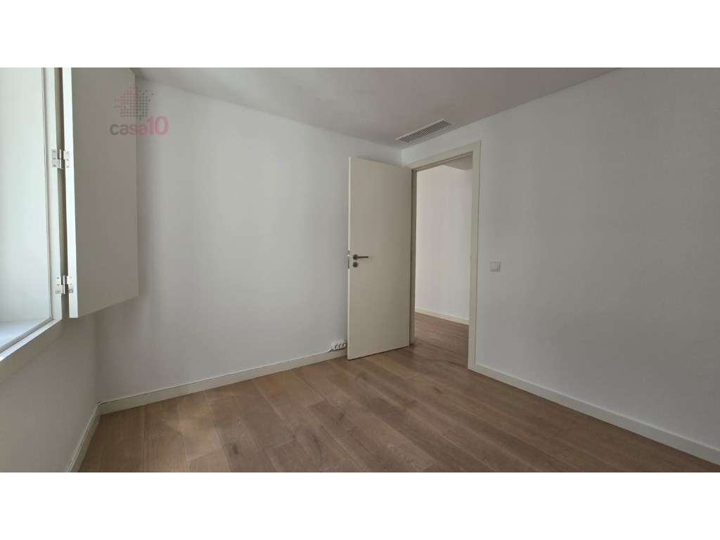 Excelente T1 para venda no Palácio Mesquitela, Chiado-4