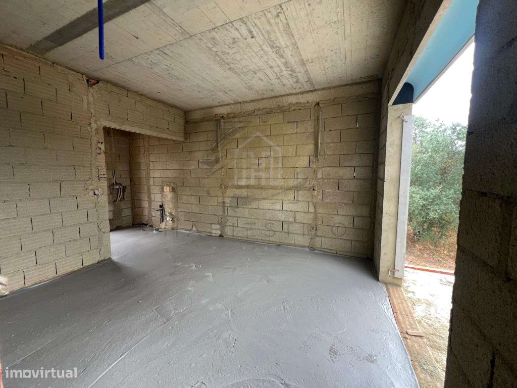 Moradia V4 com excelentes acabamentos-12