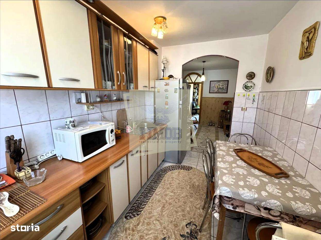 Apartament decomandat cu 3 camere 2 balcoane si pivnita in Valea Aurie-6