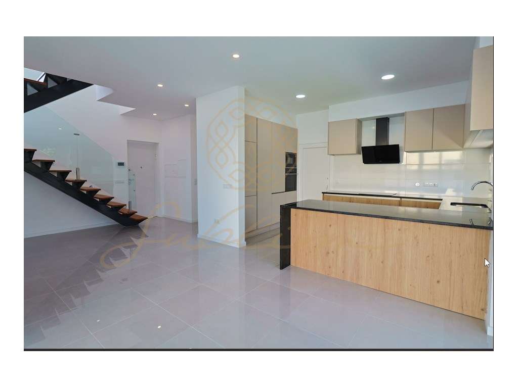 Moradia Nova com 4 Assoalhadas, Garagem Box e Piscina!-12