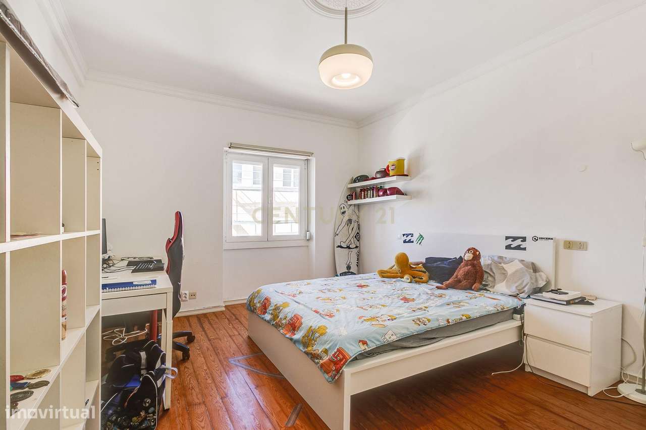 Terreno de 956m2 com duas moradias em Alcântara, Lisboa, uma T4 e T3-45