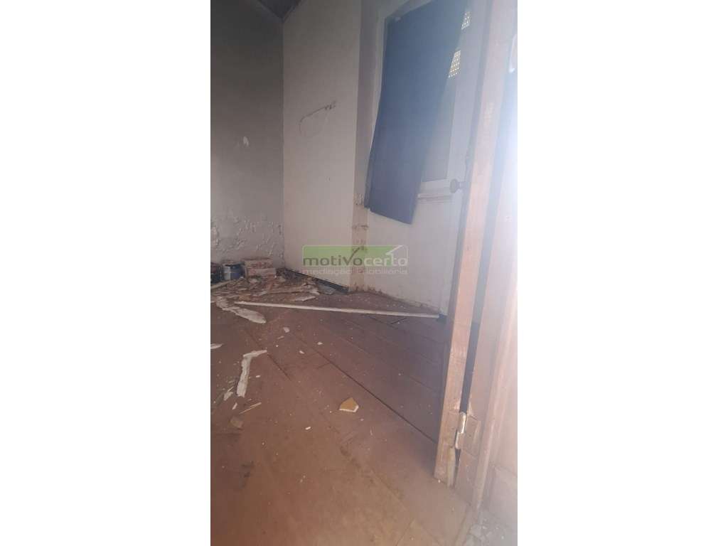 Moradia T2 com 2 Pisos no Coração de Campolide, Lisboa-18