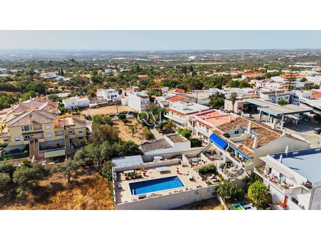 Duplex contemporâneo de três níveis em Santa Bárbara de Nexe, Algarve-48