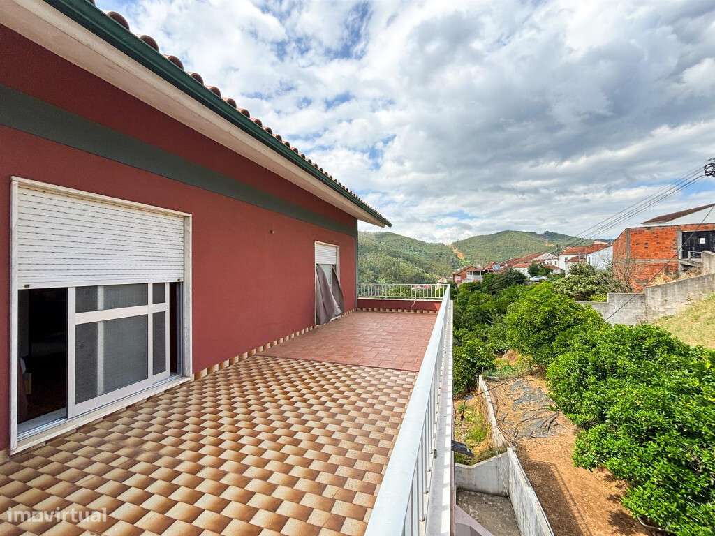 Moradia M5 com garagem em zona de Ceira-12