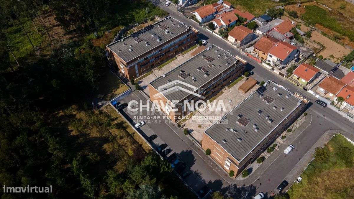 Apartamento T2, em Pedroso, com duas varandas, garagem e arrumos-45