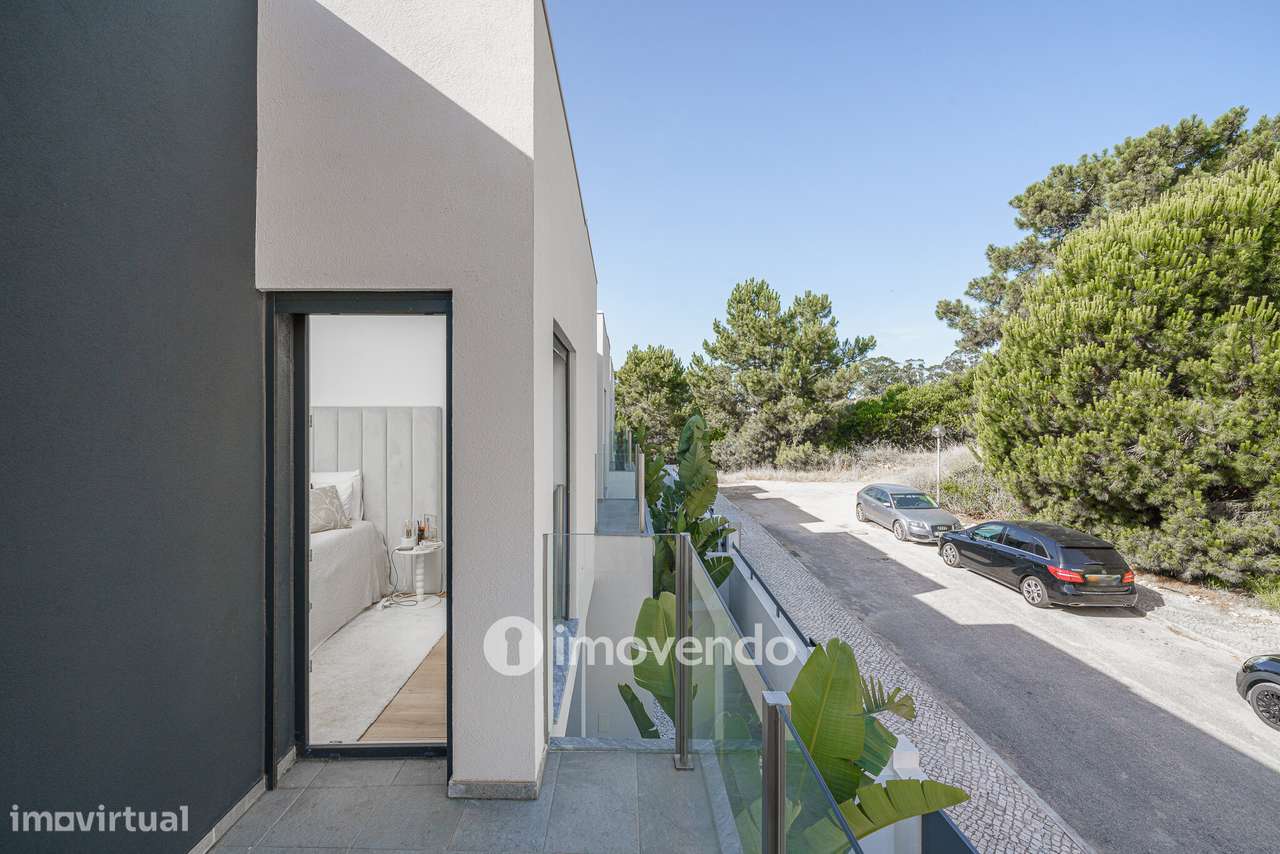 Moradia T3+1 moderna, com piscina e garagem, na Caparica-22