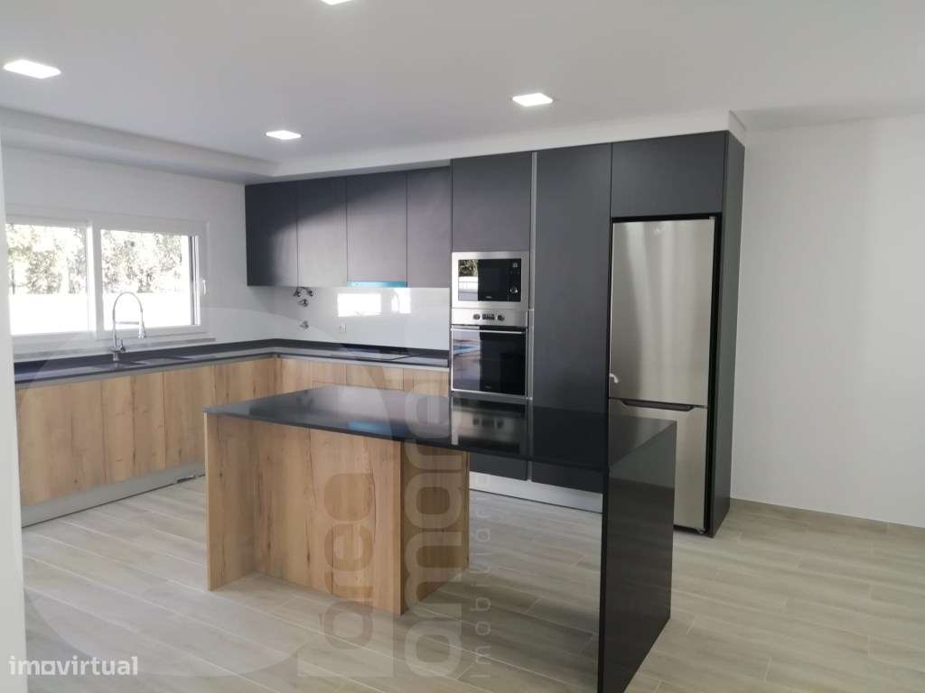 Moradia T3 isolada e térrea com garagem e piscina em Azeitão - Grande imagem: 4/6