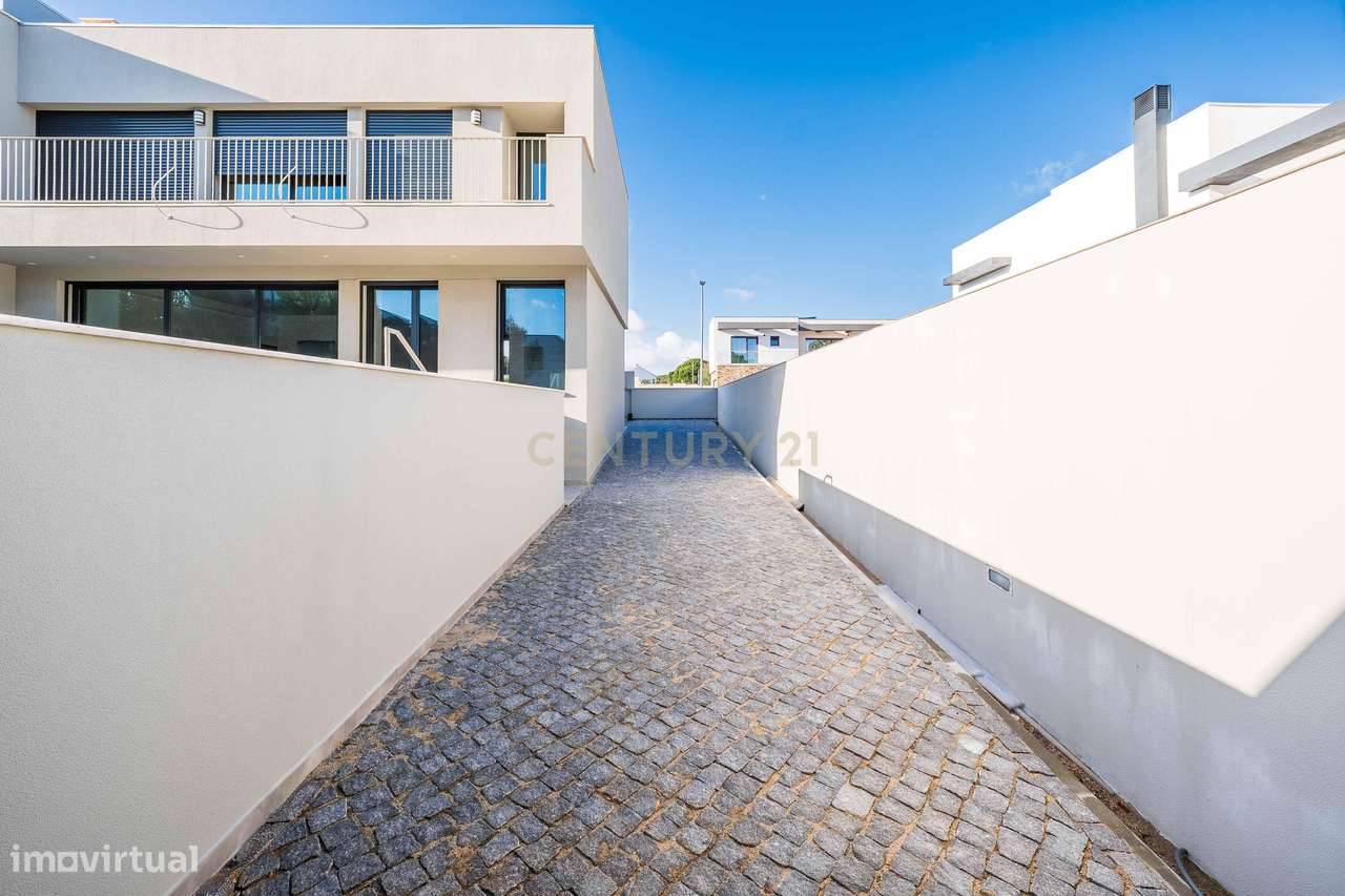 Moradia T3 Moderna de Acabamentos Premium-48