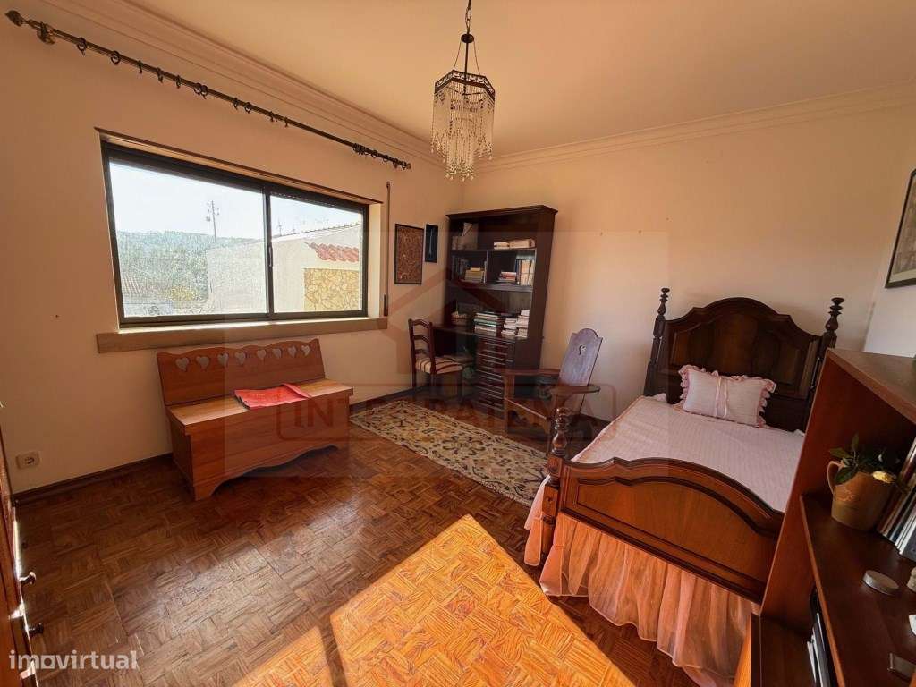 Moradia individual com anexos, piscina, armazéns e terreno-9