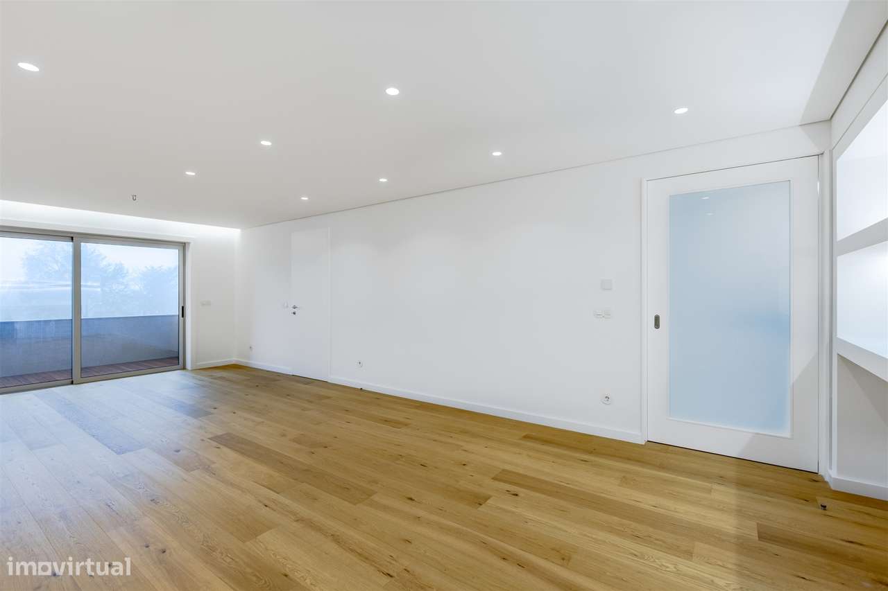 Apartamento T3 Renovado com Varandas na Avenida da Boavista-0