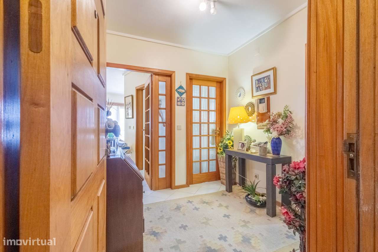 Apartamento T3, prédio com elevador e garagem!-7
