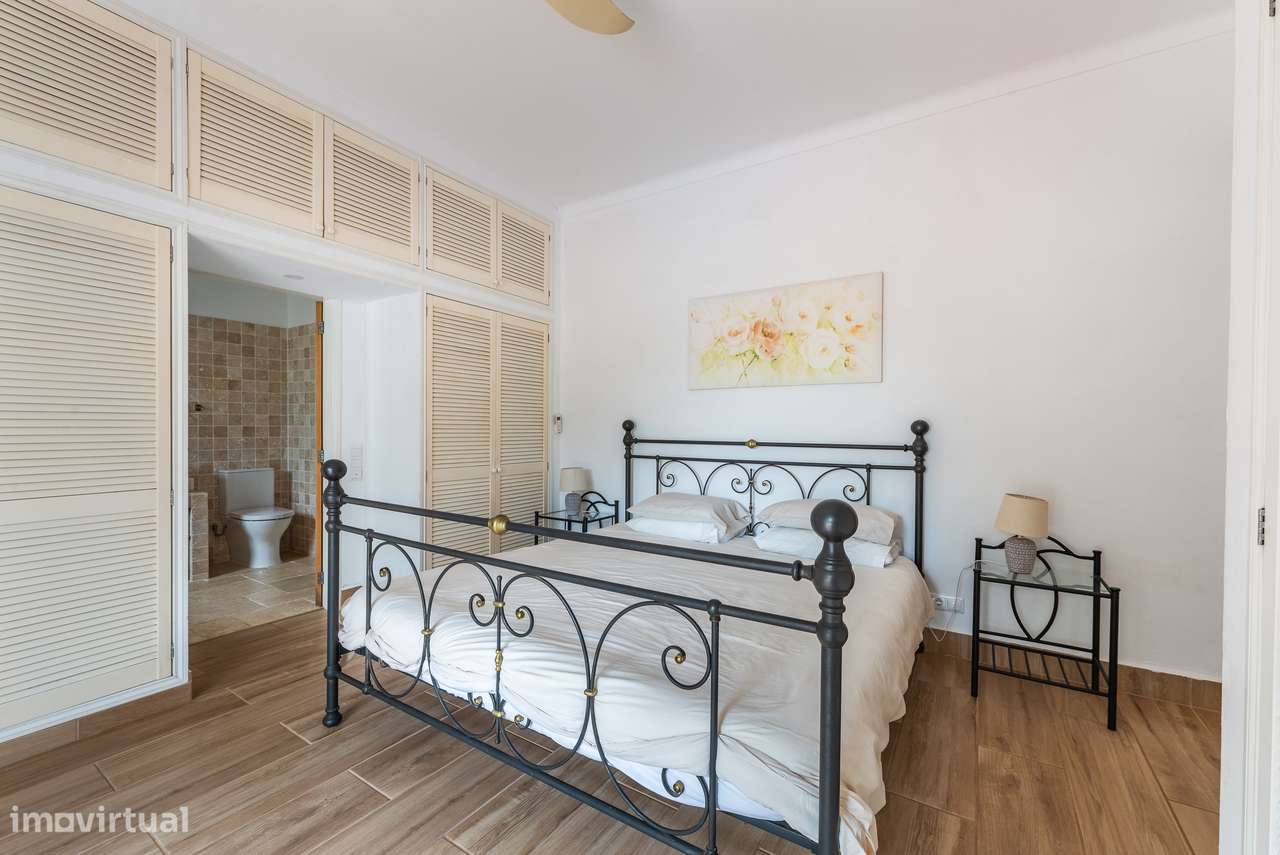 Villa com frente ao golfe e vista para o mar e piscina privada no Sant-10
