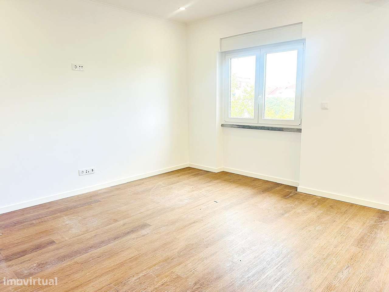 T2 Totalmente Remodelado na Reboleira - Pronto a Habitar!-15