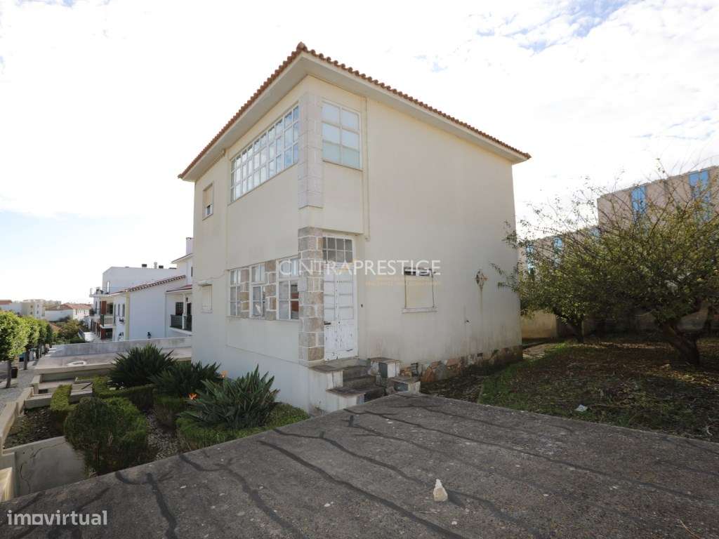 Moradia no Centro de Mafra com 2 Pisos e 2 Garagens.-29
