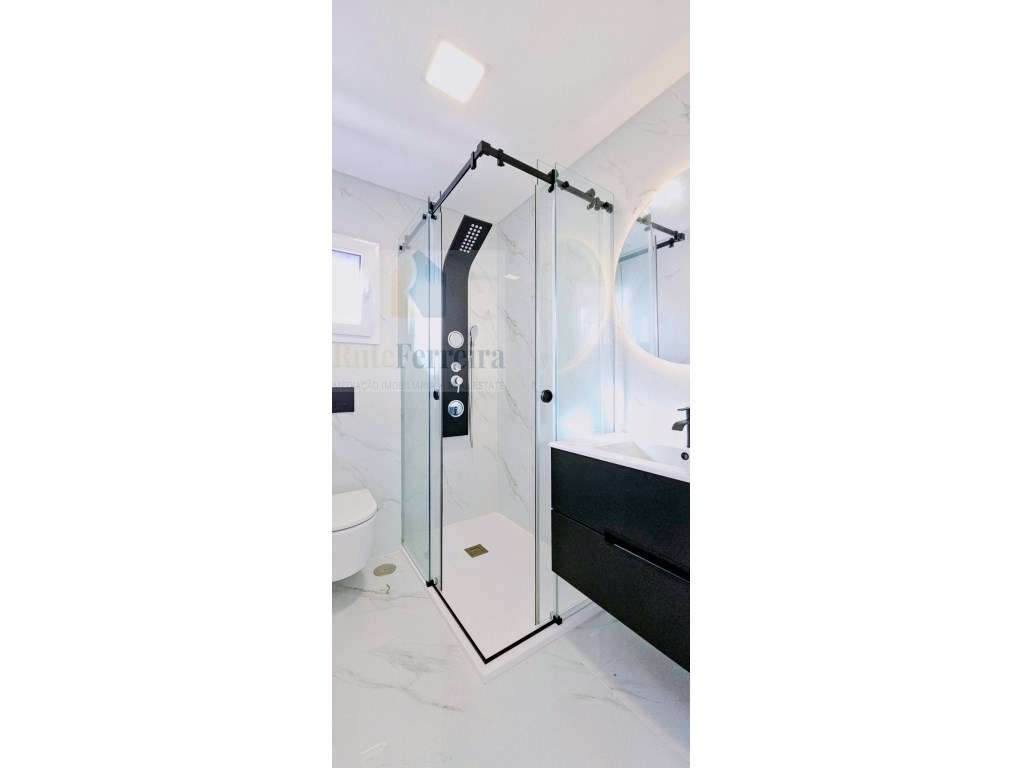 Espetacular Moradia T4 Nova, com Garagem e Logradouro!-26