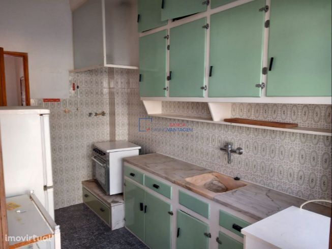 Apartamento T2 para remodelar a gosto nas Merçês