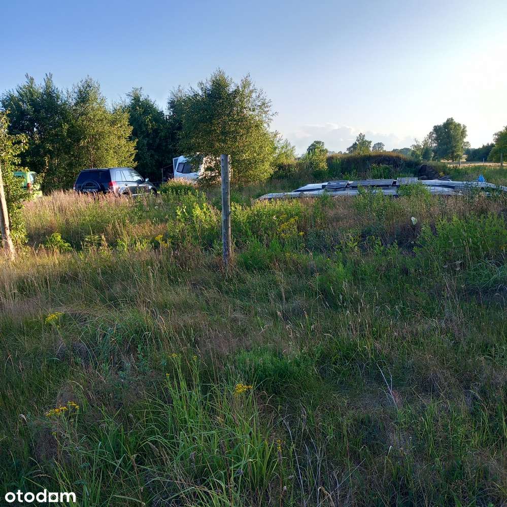 Skraj małej wsi, sąsiedztwo pola golfowego, media obok, droga gminna-4