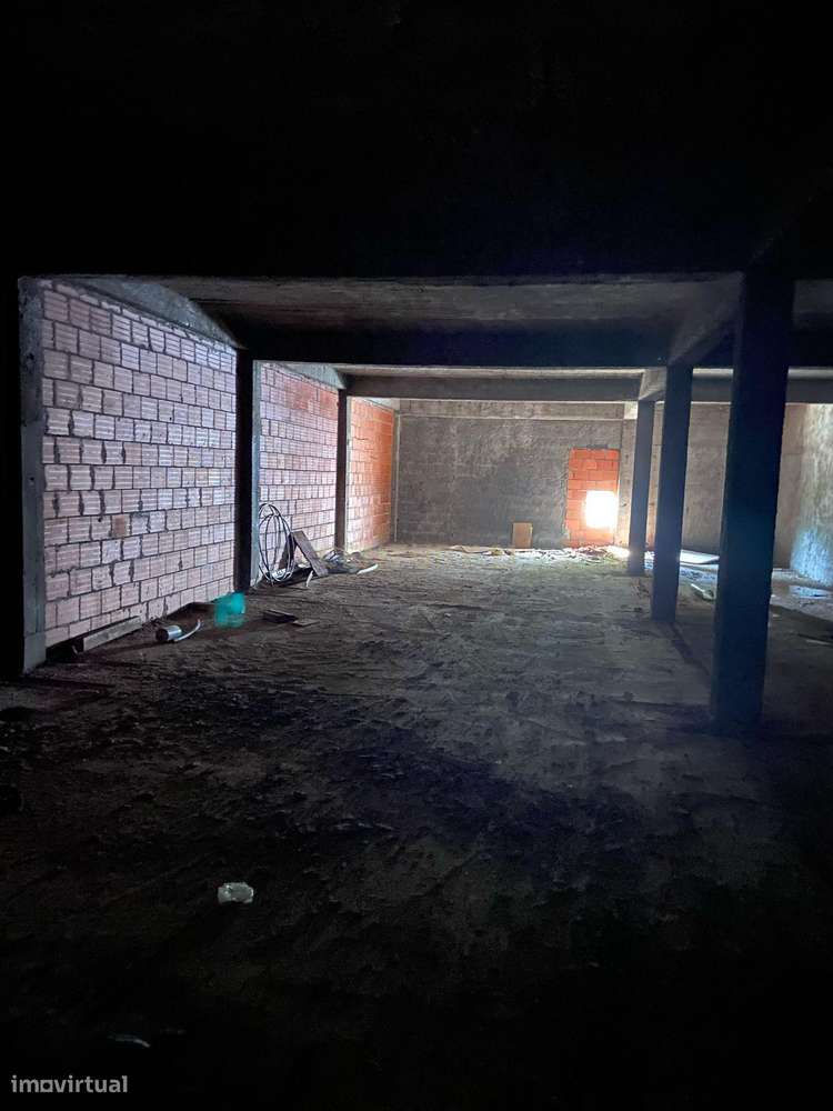 Terreno para Construção com Edificação Inacabada e Projeto Anteriormen-6