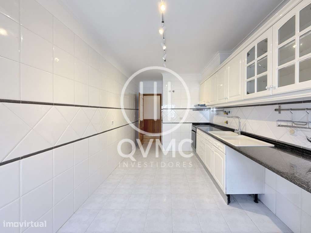 Apartamento T1 na Cavaleira com parqueamento e varanda-10