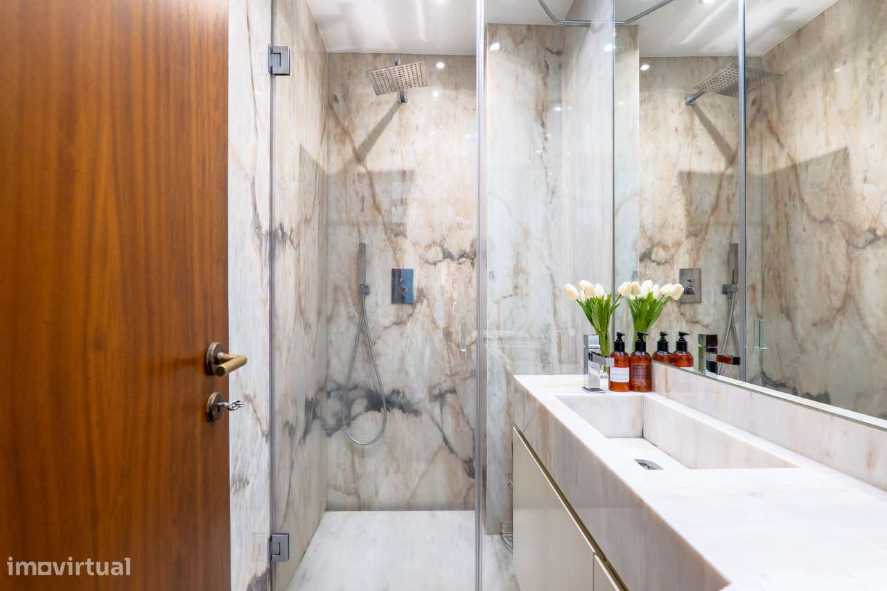 Apartamento T5 Com Excelentes Áreas em Matosinhos-24