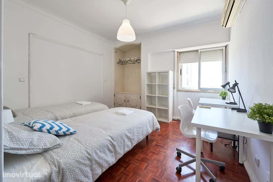 Modern twin bedroom in Alto dos Moinhos - Room 6