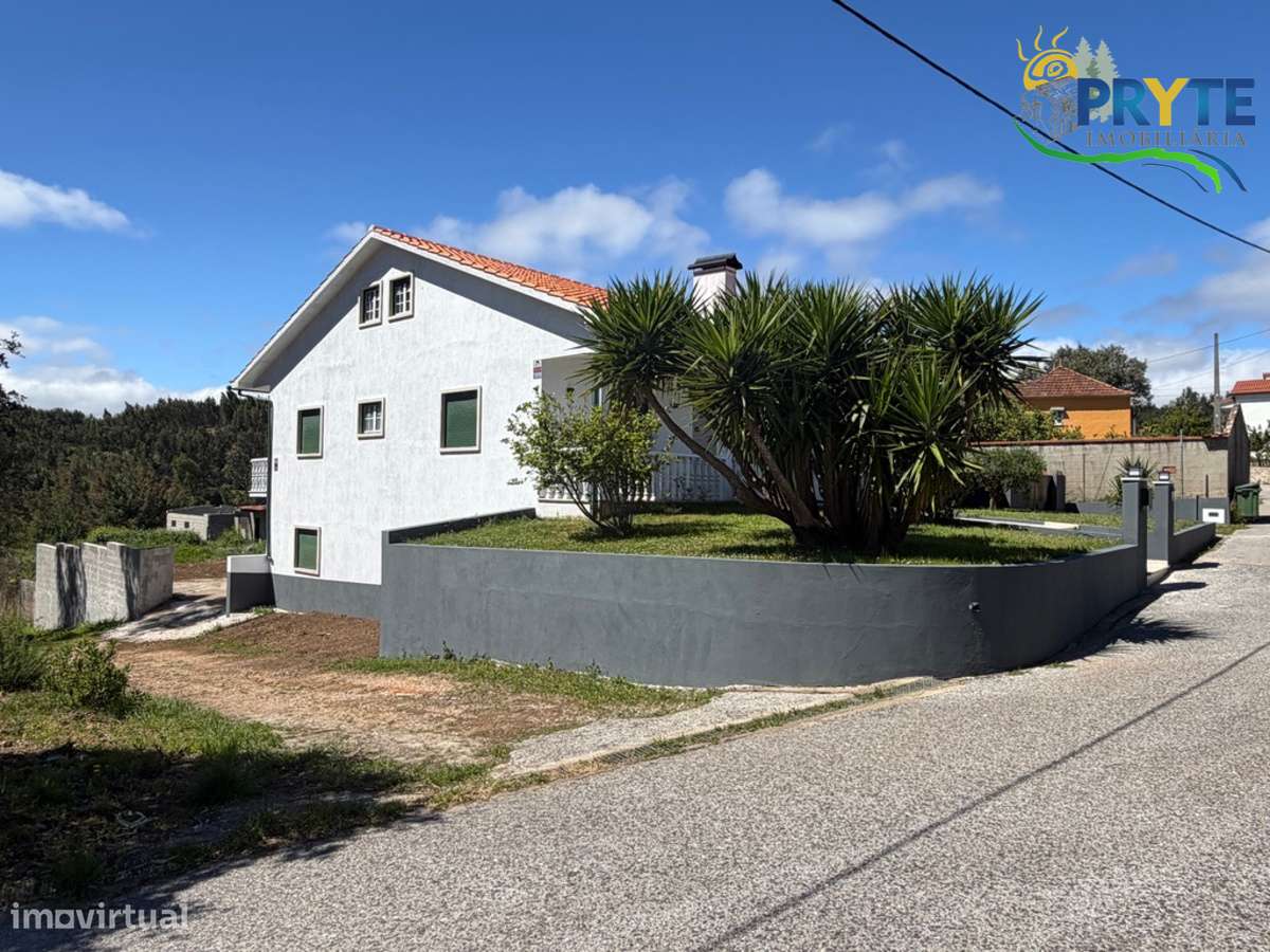 Moradia em Excelentes Condições com Amplo Terreno - Oportunidade Única-7