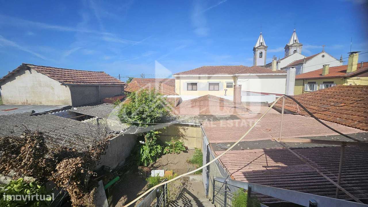 MORADIA GEMINADA COM EXELENTE POTENCIAL-30