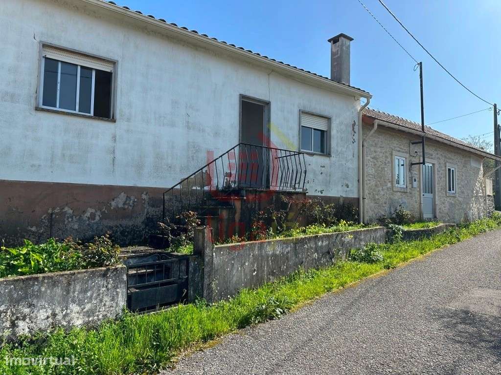 Moradia T2 com Terreno e Anexos - Ourém!-0
