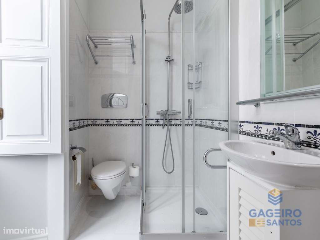 Apartamento Único com Charme Histórico e Conforto Moderno a Passos ...-25
