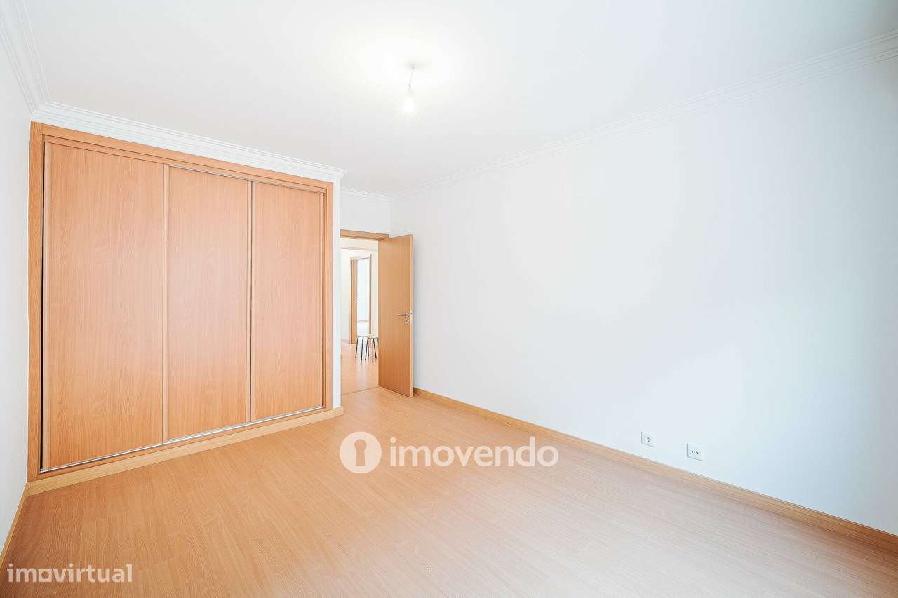 Apartamento T3, com terraço e arrecadação, em Mem Martins-31