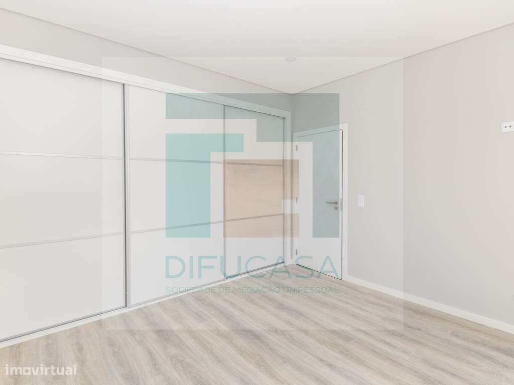 Moradia Isolada T4 Duplex com Piscina e Garagem-17